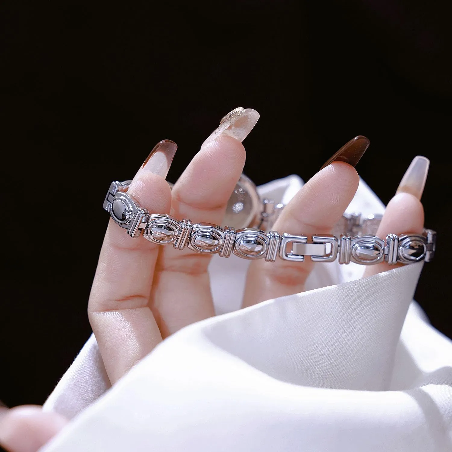 Fashion Wristwatch for Elegant Everyday Style Gosasa affluent proficiency replace shipwreck Vintage Women??s Luxury Quartz Watch 22 mm Round Dial, IP-Alloy Bracelet, Simple 