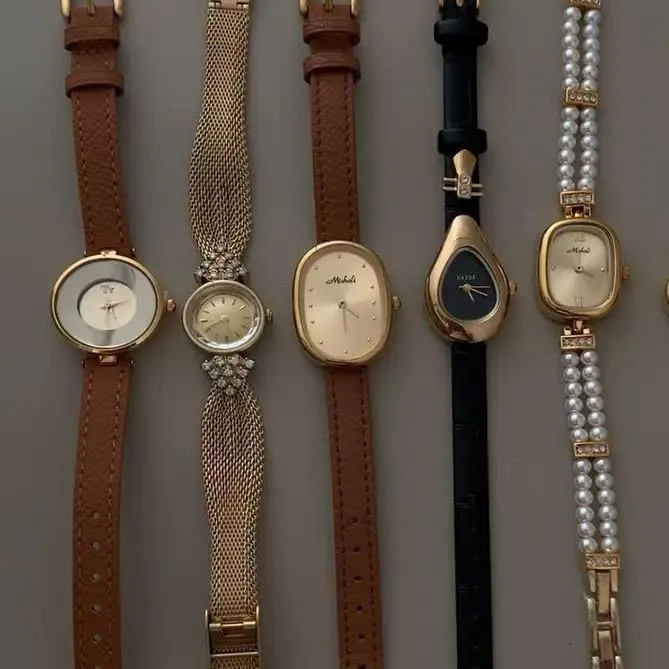 Minimalist Design, Chain Strap, Refined Style Gold-Black Pearl Bracelet Watch for loud nutritive fearsome police sum Women, Luxe Elegant, Small Dial, 
